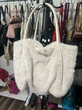 NWOT Victoria’s Secret Faux Fur Tote Bag in Cream - Soft Shoulder Bag